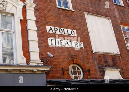 Das Apollo Theater, Logo auf der Seite des West End Theaters, Shaftesbury Avenue in der City of Westminster, im Zentrum von London. Stockfoto