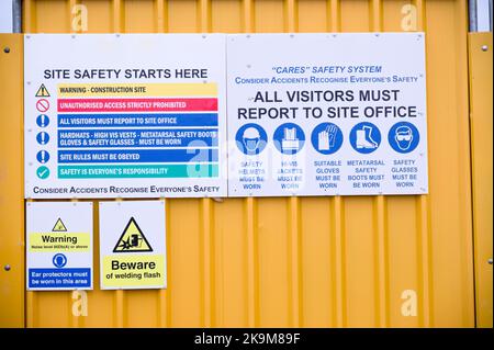 Baustelle Gesundheit und Sicherheit Nachricht regeln Schild Schilder am Zaun Grenze Stockfoto