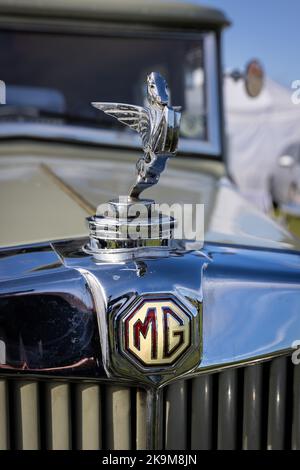 1930 MG Haube Ornament ascot & Badge ‘WL 9253’ auf der Race Day Airshow in Shuttleworth am 2.. Oktober 2022 ausgestellt Stockfoto