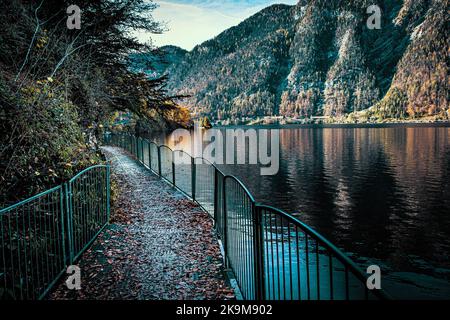 Blick auf den erhöhten Wanderweg und Gehweg am Ostufer des Hallstätter Sees im Salzkammergut, OÖ, Oberösterreich Stockfoto