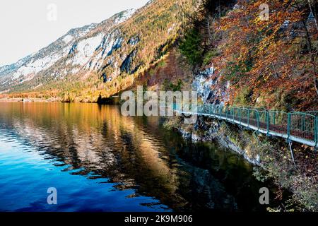 Blick auf den erhöhten Wanderweg und Gehweg am Ostufer des Hallstättersees im Salzkammergut, OÖ, Oberösterreich Stockfoto