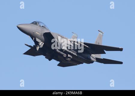 F-15E aus dem 48. Fighter Wing bei RAF Lakenheath überschießt die Start- und Landebahn. Stockfoto