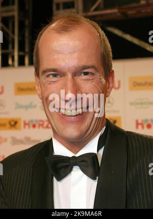 ARCHIVFOTO: Georg UECKER wird am 5. November 2022 60 Jahre alt, Georg UECKER, Deutschland, Schauspieler, Porträt, Porträt, Verleihung der Goldenen Kamera in Berlin, Roter Teppich, 02.02.2006. ? Stockfoto