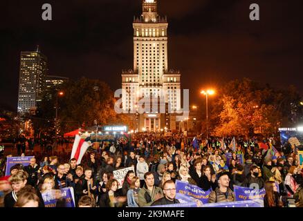 Warschau, Polen. 28. Oktober 2022. Demonstranten halten Zeichen hoch, während sie am „Krisenstreik“ teilnehmen, einer Demonstration gegen die Passivität der polnischen Regierung angesichts der Herausforderungen im Zusammenhang mit dem Krieg in der benachbarten Ukraine, der Energiekrise und der Klimakrise in Warschau, Polen am 28. Oktober 2022. Mehrere hundert Menschen, darunter Mitglieder der Bauerngewerkschaft Agro Unia und Greenpeace, marschierten durch das Stadtzentrum. (Foto von Jaap Arriens/Sipa USA) Quelle: SIPA USA/Alamy Live News Stockfoto