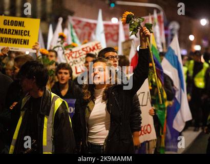 Warschau, Polen. 28. Oktober 2022. Demonstranten halten Zeichen hoch, während sie am „Krisenstreik“ teilnehmen, einer Demonstration gegen die Passivität der polnischen Regierung angesichts der Herausforderungen im Zusammenhang mit dem Krieg in der benachbarten Ukraine, der Energiekrise und der Klimakrise in Warschau, Polen am 28. Oktober 2022. Mehrere hundert Menschen, darunter Mitglieder der Bauerngewerkschaft Agro Unia und Greenpeace, marschierten durch das Stadtzentrum. (Foto von Jaap Arriens/Sipa USA) Quelle: SIPA USA/Alamy Live News Stockfoto