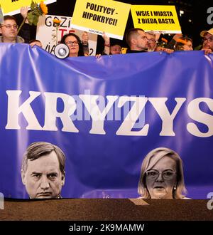 Warschau, Polen. 28. Oktober 2022. Demonstranten halten Zeichen hoch, während sie am „Krisenstreik“ teilnehmen, einer Demonstration gegen die Passivität der polnischen Regierung angesichts der Herausforderungen im Zusammenhang mit dem Krieg in der benachbarten Ukraine, der Energiekrise und der Klimakrise in Warschau, Polen am 28. Oktober 2022. Mehrere hundert Menschen, darunter Mitglieder der Bauerngewerkschaft Agro Unia und Greenpeace, marschierten durch das Stadtzentrum. (Foto von Jaap Arriens/Sipa USA) Quelle: SIPA USA/Alamy Live News Stockfoto