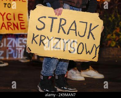 Warschau, Polen. 28. Oktober 2022. Demonstranten halten Zeichen hoch, während sie am „Krisenstreik“ teilnehmen, einer Demonstration gegen die Passivität der polnischen Regierung angesichts der Herausforderungen im Zusammenhang mit dem Krieg in der benachbarten Ukraine, der Energiekrise und der Klimakrise in Warschau, Polen am 28. Oktober 2022. Mehrere hundert Menschen, darunter Mitglieder der Bauerngewerkschaft Agro Unia und Greenpeace, marschierten durch das Stadtzentrum. (Foto von Jaap Arriens/Sipa USA) Quelle: SIPA USA/Alamy Live News Stockfoto
