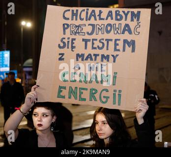Warschau, Polen. 28. Oktober 2022. Demonstranten halten Zeichen hoch, während sie am „Krisenstreik“ teilnehmen, einer Demonstration gegen die Passivität der polnischen Regierung angesichts der Herausforderungen im Zusammenhang mit dem Krieg in der benachbarten Ukraine, der Energiekrise und der Klimakrise in Warschau, Polen am 28. Oktober 2022. Mehrere hundert Menschen, darunter Mitglieder der Bauerngewerkschaft Agro Unia und Greenpeace, marschierten durch das Stadtzentrum. (Foto von Jaap Arriens/Sipa USA) Quelle: SIPA USA/Alamy Live News Stockfoto