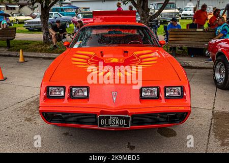 Des Moines, IA - 01. Juli 2022: Hochperspektivische Frontansicht eines 1979 Pontiac Firebird Trans am auf einer lokalen Automobilmesse. Stockfoto