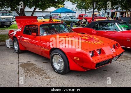 Des Moines, IA - 01. Juli 2022: Vorderansicht eines 1979 Pontiac Firebird Trans am auf einer lokalen Automobilmesse. Stockfoto