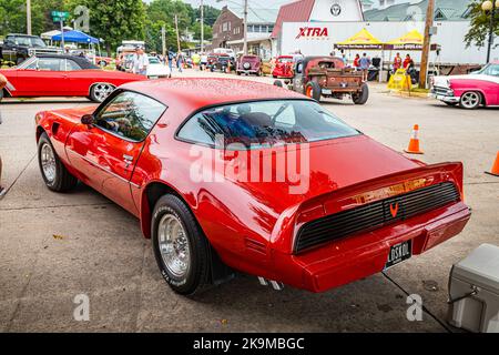 Des Moines, IA - 01. Juli 2022: Hochperspektivische Rückseitenansicht eines 1979 Pontiac Firebird Trans am auf einer lokalen Automobilmesse. Stockfoto