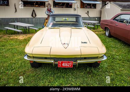 Des Moines, IA - 01. Juli 2022: Hochperspektivische Frontansicht eines 1967 Chevrolet Corvette Stingray Cabriolets auf einer lokalen Automobilmesse. Stockfoto