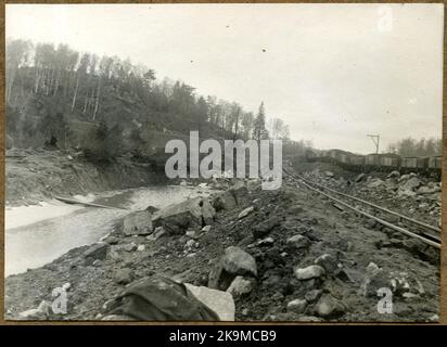 Zweigleisige Gebäude zwischen Alingsås - Olskroken. Die Faltung backen zuerst sinken. Stockfoto