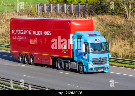 KAMMAC LTD Royal Mail Privatspediteur 2017 Blue Mercedes-Benz 2551LS 12809CC Diesel Automatic; unterwegs auf der Autobahn M6, Großbritannien Stockfoto