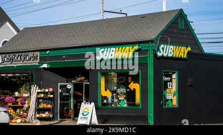 FAIRFIELD, CT, USA- 28. OKTOBER 2022: Kleines Gebäude mit Subway und Fairfield Florist an der Post Road an sonnigen Tagen Stockfoto