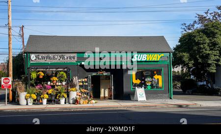 FAIRFIELD, CT, USA- 28. OKTOBER 2022: Kleines Gebäude mit Subway und Fairfield Florist an der Post Road an sonnigen Tagen Stockfoto