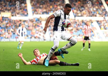 Ben Osborn von Sheffield United (links) tagt West Bromwich Albions Grady Diangana während des Sky Bet Championship-Spiels bei den Hawthorns, West Bromwich. Bilddatum: Samstag, 29. Oktober 2022. Stockfoto