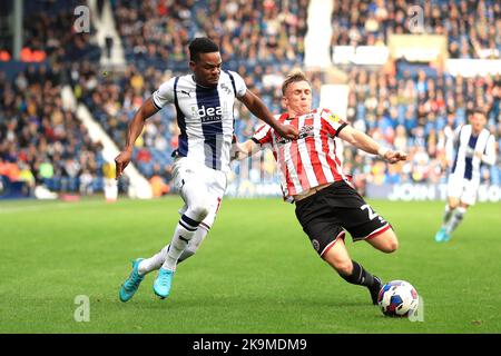 Ben Osborn von Sheffield United (rechts) stellt sich während des Spiels der Sky Bet Championship bei den Hawthorns in West Bromwich gegen Grady Diangana von West Bromwich von Albion. Bilddatum: Samstag, 29. Oktober 2022. Stockfoto