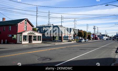 FAIRFIELD, CT, USA- 28. OKTOBER 2022: Straßenansicht von der Post Road an einem sonnigen Tag mit blauem Himmel Stockfoto