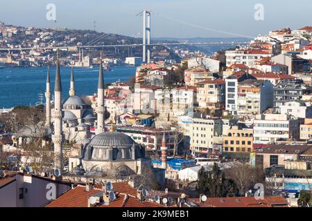 Istanbul - Türkei: 17. März 2019. Porträtansicht des Uskudar-Bezirks und des Bosporus. Stockfoto