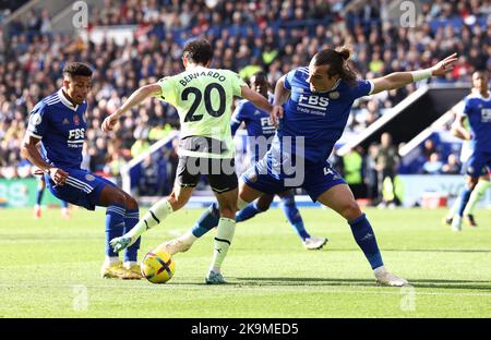 West Bromwich, England, 29.. Oktober 2022. Caglar Soyuncu von Leicester City tagt Bernardo Silva von Manchester City während des Sky Bet Championship-Spiels in den Hawthorns, West Bromwich. Bildnachweis sollte lauten: Andrew Yates / Sportimage Kredit: Sportimage/Alamy Live News Stockfoto