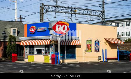 FAIRFIELD, CT, USA- 28. OKTOBER 2022: Kleines Gebäude mit Orange Julius an der Post Road an sonnigen Tagen Stockfoto