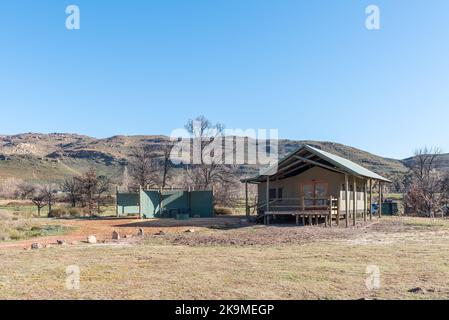 KROMRIVIER, SÜDAFRIKA - SEP 7, 2022: Landschaft im Kromrivier Cederberg Park am Westkap Cederberg. Ein Glamping-Zelt ist sichtbar Stockfoto