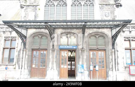 Bahnhof Binche, Belgien - dieser wunderschöne, reich verzierte Bahnhof ist ein Zeichen des Ruhmes von Binche in der Vergangenheit aufgrund des Reichtums der Minen in dieser Gegend. Stockfoto