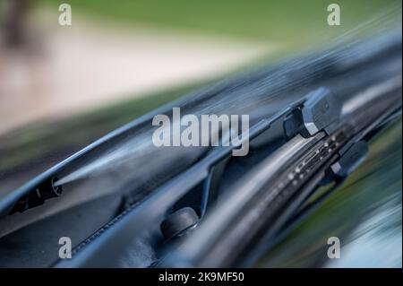 Scheibenwaschdüse unter der Motorhaube, mit der Flüssigkeit zum Reinigen von Glas auf ein Fahrzeug gesprüht wird. Stockfoto