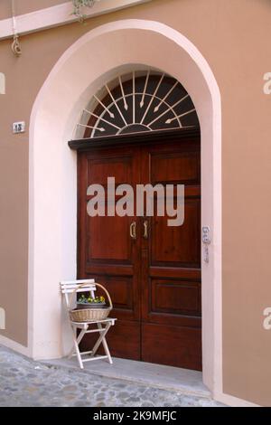 Bogentür in Dozza, Italien Stockfoto