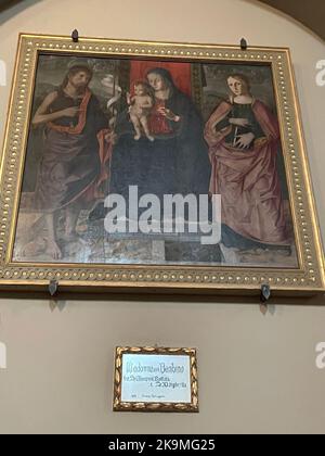 Dozza, Italien. Kirche der Heiligen Maria von der Himmelfahrt. Gemälde von „Madonna mit Kind zwischen Johannes dem Täufer und S. Margarita“, von M. Palmezzano,1492. Stockfoto
