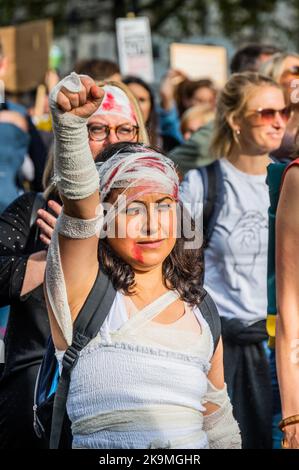 London, Großbritannien. 29 Okt 2022. März für Mumien protestmarsch, viele in Halloween-bezogenen Phantasie Kleid. Fordern von Maßnahmen der Regierung in den Bereich Kinderbetreuung, Elternzeit und flexible Arbeitsweisen. Kredit: Guy Bell/Alamy Live Nachrichten Stockfoto