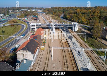 Polen. Kraków. Bonarka Bahnhof mit Gleisen, Plattformen, Fußgängerbrücke, Passagierüberführung, Treppen und Liften. Mehrspurige Straße mit Zufahrtsstraßen und j Stockfoto