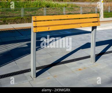 Schiefe Bank oder schiefe Ständer oder schlanke Bar (noch kein etablierter Name) - neue moderne Ersatz der traditionellen Bank auf Bahnhöfen, Bus oder Straßenbahn Stockfoto