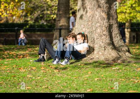 London, Großbritannien. 29. Oktober 2022. Menschen, die sich in der Herbstsonne und dem unsaisonal warmen Wetter im Oktober im Saint James Park London entspannen, während Prognostiker vorhersagen, dass die Temperaturen Höchstwerte von 20celsius erreichen werden.Quelle: amer ghazzal/Alamy Live News Stockfoto