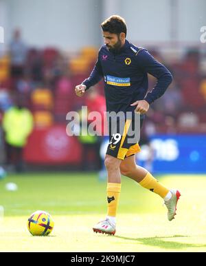 Diego Costa von Wolverhampton Wanderers macht sich vor dem Start vor dem Premier League-Spiel im GTECH Community Stadium, London, warm. Bilddatum: Samstag, 29. Oktober 2022. Stockfoto