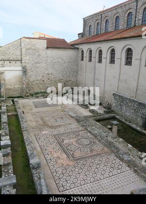 Verzierte Mosaikböden aus dem 4.. Jahrhundert aus einem ehemaligen römischen Haus, die in den Gärten der Basilika von Phrasius in Porec aufbewahrt werden. Stockfoto