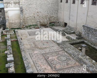 Verzierte Mosaikböden aus dem 4.. Jahrhundert aus einem ehemaligen römischen Haus, die in den Gärten der Basilika von Phrasius in Porec aufbewahrt werden. Stockfoto