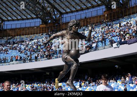 Napoli, Italien. 29. Oktober 2022. Eine Statue von Diego Armando Maradona wird während der Geburtstagsfeier des verstorbenen Spielers zum 62.. Geburtstag vor dem Fußballspiel der Serie A zwischen SSC Napoli und US Sassuolo am 29. Oktober 2022 im Diego Armando Maradona Stadium in Neapel, Italien, gezeigt. Foto Cesare Purini/Insidefoto Kredit: Insidefoto di andrea staccioli/Alamy Live News Stockfoto