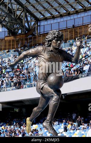 Napoli, Italien. 29. Oktober 2022. Eine Statue von Diego Armando Maradona wird während der Geburtstagsfeier des verstorbenen Spielers zum 62.. Geburtstag vor dem Fußballspiel der Serie A zwischen SSC Napoli und US Sassuolo am 29. Oktober 2022 im Diego Armando Maradona Stadium in Neapel, Italien, gezeigt. Foto Cesare Purini/Insidefoto Kredit: Insidefoto di andrea staccioli/Alamy Live News Stockfoto