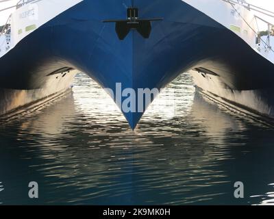 Blick durch die markante blaue Schnauze und zwei Rümpfe des „Prinzen von Venedig“, einem Wellendurchbohrer-Katamaran, der die Adria überquert. Stockfoto