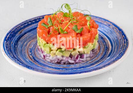 Eine Portion Lachs Avocado Tartare aus nächster Nähe Stockfoto