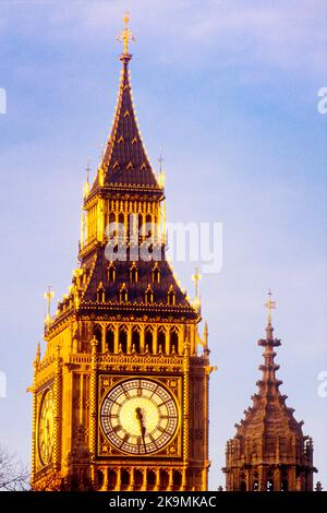 Big Ben Clock Face, London England. Goldenes Licht bei Sonnenuntergang auf dem Turm des Palace of Westminster, dem Elizabeth Tower oder dem St. Stephen's Tower. Kulturelles Wahrzeichen. Stockfoto