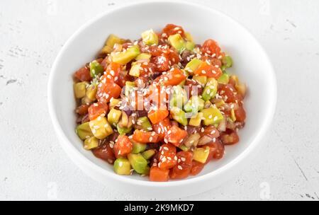 Eine Schüssel Lachs auf den weißen Tisch stecken Stockfoto