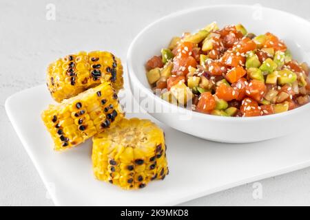 Eine Schüssel Lachs auf den weißen Tisch stecken Stockfoto