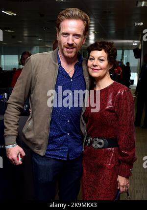 Aktenfoto vom 11/9/2019 von Damian Lewis und Helen McCrory. Der Schauspieler aus Homeland sagte, er sei nach dem Tod seiner Frau „vier oder fünf Monate“ erschöpft und erschöpft gewesen. Die gefeierte Schauspielerin McCrory, die bekannt war für ihre Rolle als einflussreiche Frauen wie Shelby-Familienmatriarchin Tante Polly im BBC-Bandendrama Peaky Blinders und Narcissa Malfoy in den Harry Potter-Filmen, starb im April 2021 im Alter von 52 Jahren nach einem Kampf mit Krebs. Lewis, 51, sagte, seine Frau von 14 Jahren zu verlieren, mit der er zwei Kinder teilt, war eine sehr fruchtbare, sehr kreative, rohe, offene Zeit, sowie flach und schwierig und Stockfoto