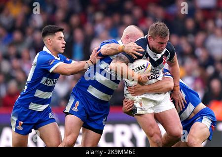 Der englische Andy Ackers (zweiter rechts) wurde vom griechischen Nichola Flocas während des Spiels der Rugby-League-Weltcup-Gruppe A in der Bramall Lane, Sheffield, angegangen. Bilddatum: Samstag, 29. Oktober 2022. Stockfoto