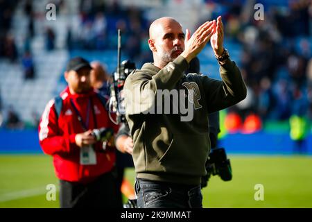 Leicester, Großbritannien. 29. Oktober 2022. 29.. Oktober 2022; The King Power Stadium, Leicester, Leicestershire, England; Premier League Football, Leicester City gegen Manchester City; Manchester City Manager Pep Guardiola küsst die Auswärtfans nach dem letzten Pfiff Kredit: Action Plus Sports Images/Alamy Live News Stockfoto