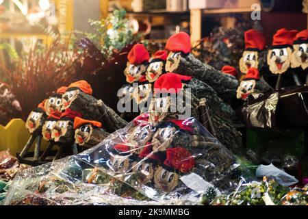 Handgefertigter Tio de nadal, typisch katalanischer weihnachtscharakter, der auf einem weihnachtsmarkt verkauft wird Stockfoto