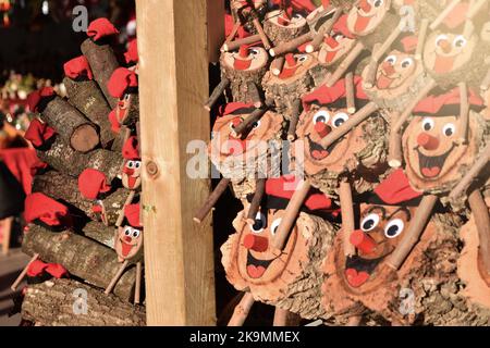 Handgefertigter Tio de nadal, typisch katalanischer weihnachtscharakter, der auf einem weihnachtsmarkt verkauft wird Stockfoto